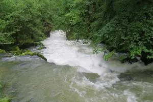 L'entrée du rapide par 1,3 à l'échelle de neuf Gouffre (le 12/07/2014) ... A ce niveau demi-tour pour nous, on reviendra à un niveau inf. à 1,1 m